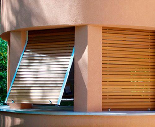 Instalación de persianas de madera enrollables en Sant Cugat